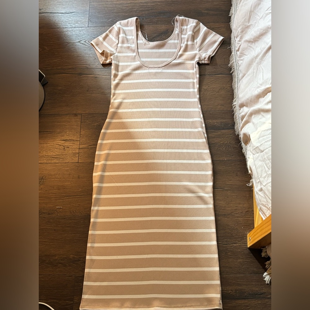 Cream and white striped midi dress, super cute with back cut out and a slit!🤍